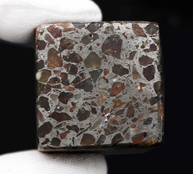 １４２グラム、ずっしり重い！大胆にも直方体型にカットされた、ケニア産の石鉄隕石、パラサイト（その6）