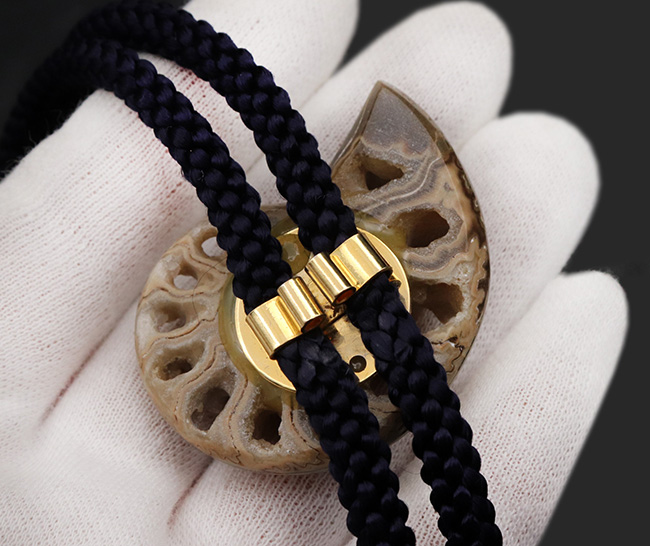 立派で美しい北海道産のアンモナイト(Ammonite)を使ったループタイ(その5)