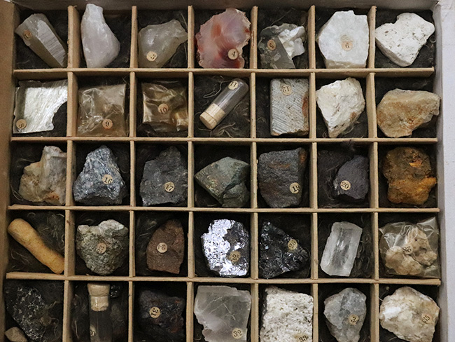 アンティークグッズ！驚くことなかれ、戦中（1942年10月）の学習用鉱物セットが登場！（その4）