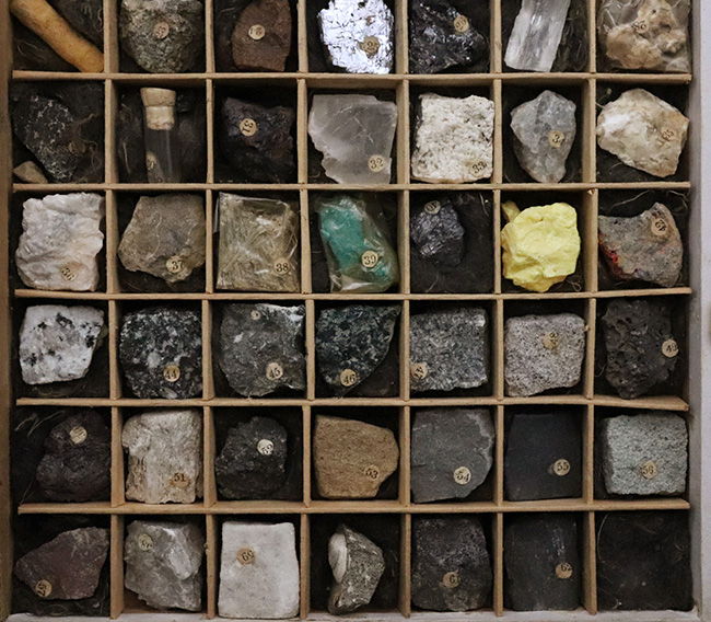 アンティークグッズ！驚くことなかれ、戦中（1942年10月）の学習用鉱物セットが登場！（その5）