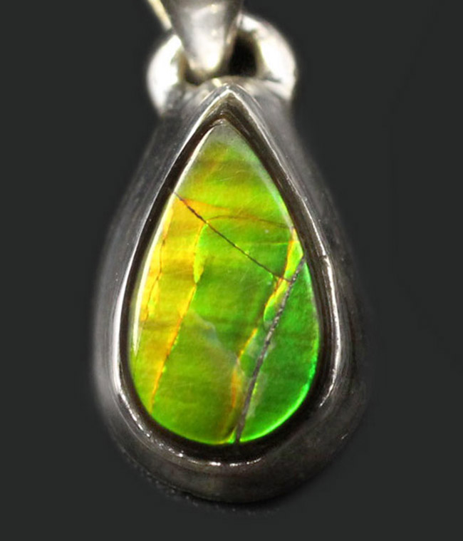 新緑の若葉のような美しい色合い！生物起源の宝石として１９８１年に世界宝石連盟に正式に宝石として認定されたアンモライト（Ammolite）を使ったペンダントトップ（その1）