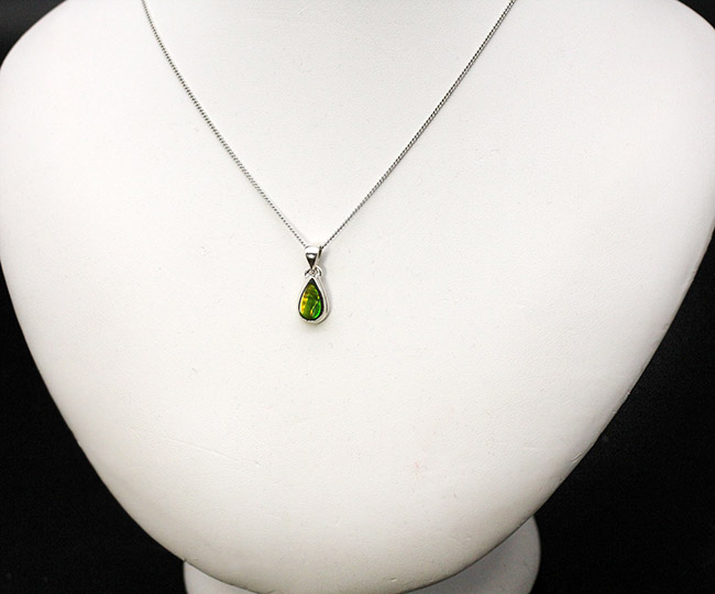 新緑の若葉のような美しい色合い！生物起源の宝石として１９８１年に世界宝石連盟に正式に宝石として認定されたアンモライト（Ammolite）を使ったペンダントトップ（その2）