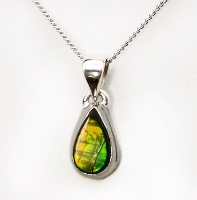 新緑の若葉のような美しい色合い！生物起源の宝石として１９８１年に世界宝石連盟に正式に宝石として認定されたアンモライト（Ammolite）を使ったペンダントトップ（その6）
