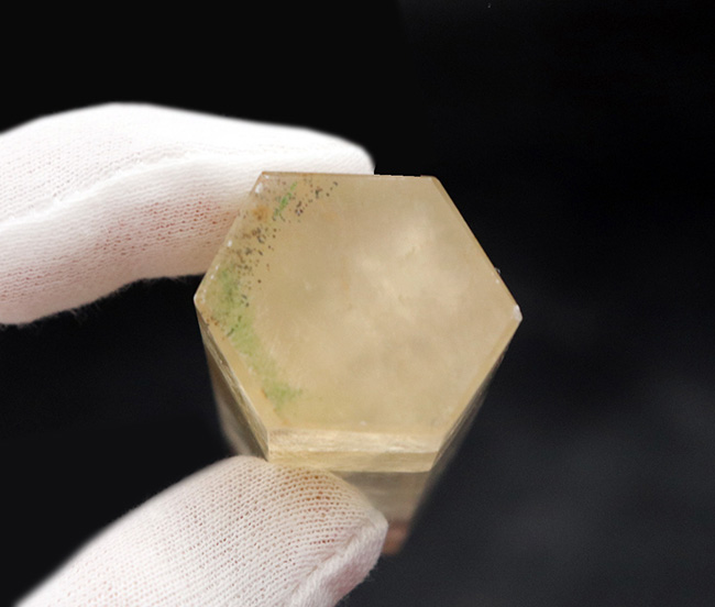 ほのかに黄色を呈する、イエローフローライト（Fluorite・蛍石）。透明度高し！（その5）