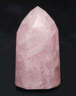 美しいピンク色を呈するバラ石英、ローズクォーツ（Rose quarz）