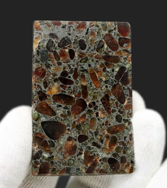 オリビンが美しく見える、薄い直方体型標本、ユニークな模様でコレクターの人気を集めている、ケニアンパラサイト（石鉄隕石）（その1）