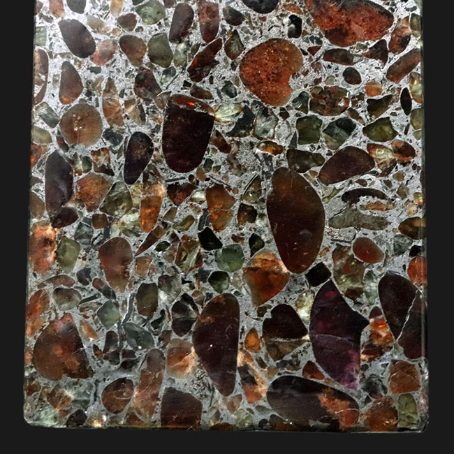 オリビンが美しく見える、薄い直方体型標本、ユニークな模様でコレクターの人気を集めている、ケニアンパラサイト（石鉄隕石）（その4）