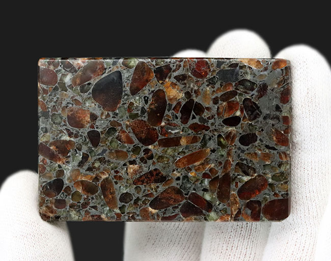 オリビンが美しく見える、薄い直方体型標本、ユニークな模様でコレクターの人気を集めている、ケニアンパラサイト（石鉄隕石）（その5）