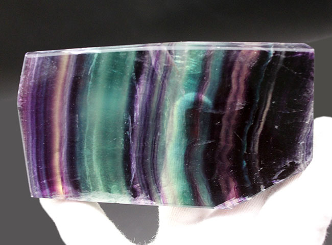 重厚感あり、非常に上質なレインボーフローライト(fluorite)。透明度を活かした展示が可能な細めのオリジナルスタンド付き(その1)