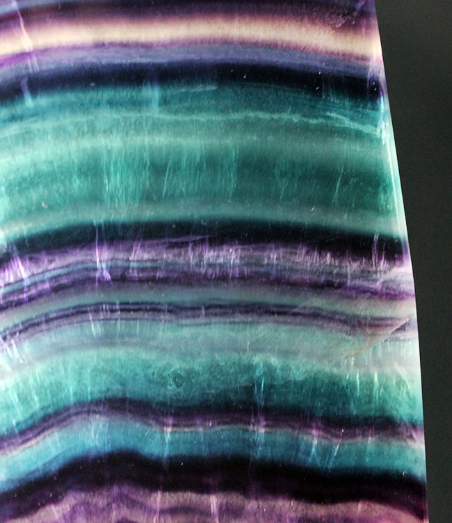 重厚感あり、非常に上質なレインボーフローライト(fluorite)。透明度を活かした展示が可能な細めのオリジナルスタンド付き(その2)