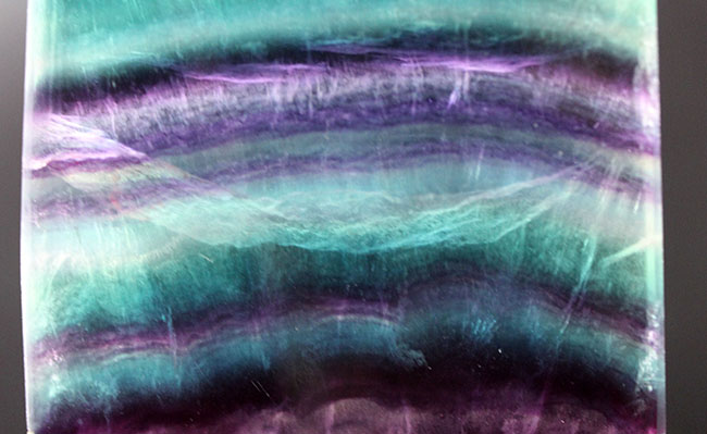 重厚感あり、非常に上質なレインボーフローライト(fluorite)。透明度を活かした展示が可能な細めのオリジナルスタンド付き(その3)
