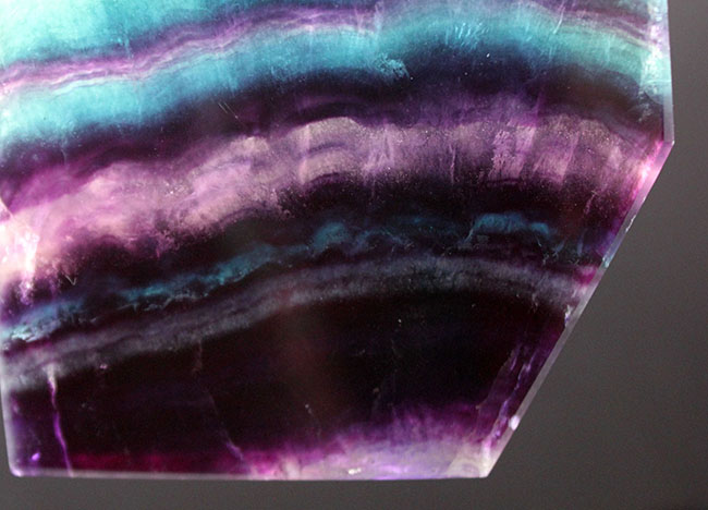 重厚感あり、非常に上質なレインボーフローライト(fluorite)。透明度を活かした展示が可能な細めのオリジナルスタンド付き(その4)