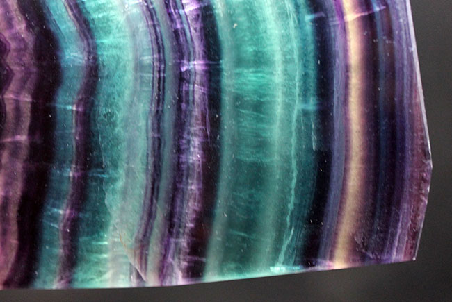 重厚感あり、非常に上質なレインボーフローライト（fluorite）。透明度