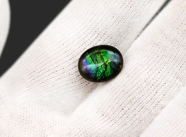 鮮やかなグリーンを呈する、宝石アンモライト(Ammolite)を使ったピンプローチ(その2)