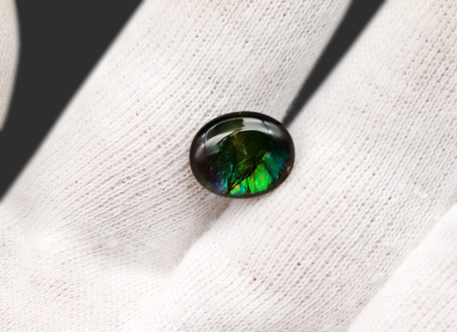 鮮やかなグリーンを呈する、宝石アンモライト（Ammolite）を使ったピンプローチ（その3）