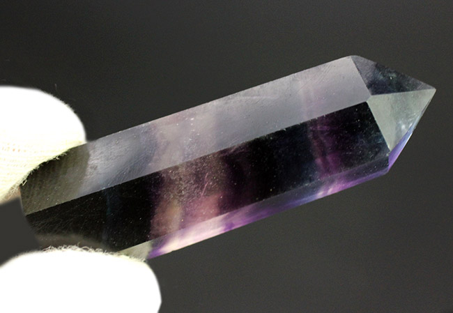濃い紫色が印象的な人気鉱物、蛍石。英名はフローライト（Fluorite