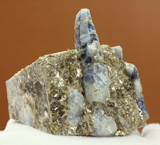 ブルーサファイアの天然結晶。中世ヨーロッパの王侯貴族の宝飾品。 鉱物 販売