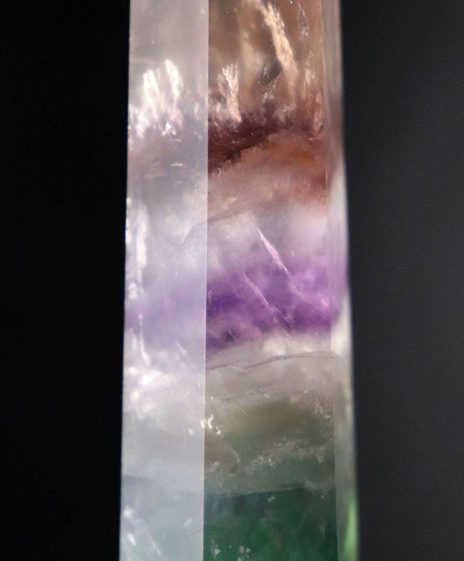 14センチオーバーのロング標本。ズッシリ!ナチュラルなレインボーフローライト(Fluorite)。展示、鑑賞の際には、バックライトを照射の上、お楽しみください(その3)