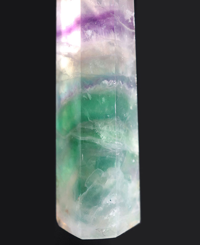 14センチオーバーのロング標本。ズッシリ!ナチュラルなレインボーフローライト(Fluorite)。展示、鑑賞の際には、バックライトを照射の上、お楽しみください(その4)