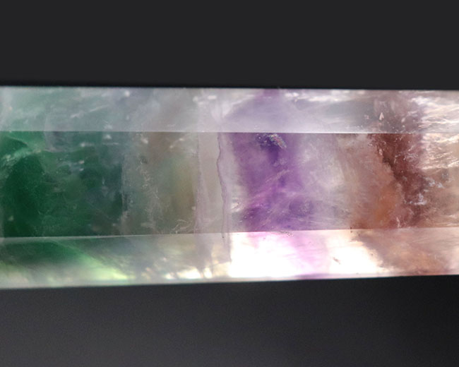 14センチオーバーのロング標本。ズッシリ!ナチュラルなレインボーフローライト(Fluorite)。展示、鑑賞の際には、バックライトを照射の上、お楽しみください(その7)