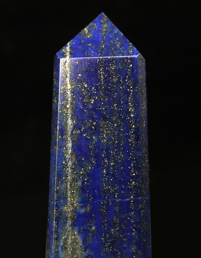 まるでミニチュア宇宙!鉱物コレクターに高い人気を博す天然石、ラピスラズリ(Lapis lazuli)。オベリスク型にカットされたアフガニスタン産標本!(その2)