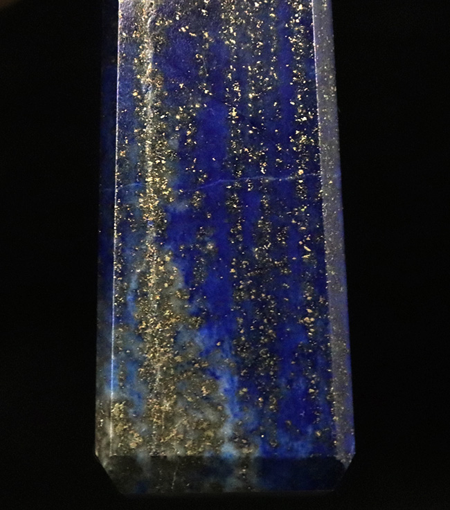 まるでミニチュア宇宙!鉱物コレクターに高い人気を博す天然石、ラピスラズリ(Lapis lazuli)。オベリスク型にカットされたアフガニスタン産標本!(その3)