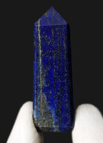 まるでミニチュア宇宙！鉱物コレクターに高い人気を博す天然石、ラピスラズリ（Lapis lazuli）。オベリスク型にカットされたアフガニスタン産標本！