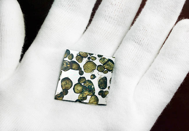 最も美しい隕石の名に恥じないハイクオリティ標本。石鉄隕石ブラヒンパラサイト（その6）