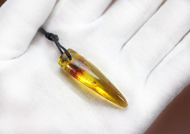 人類最古の宝石と呼ばれる琥珀をあしらったペンダント（バルト海産琥珀）（その2）