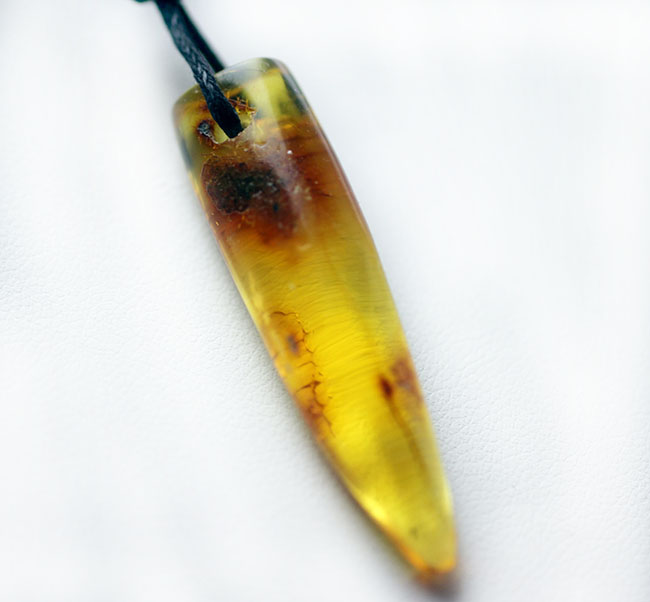 人類最古の宝石と呼ばれる琥珀をあしらったペンダント（バルト海産琥珀）（その3）