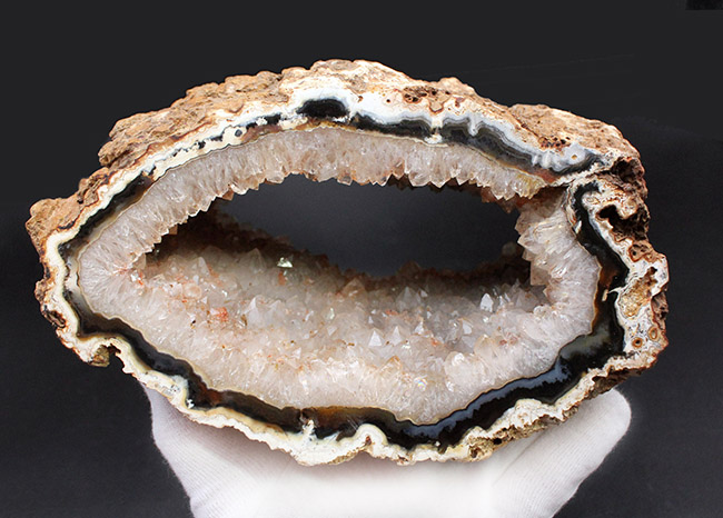 中央にぽっかりと穴の空いた面白い形をしたブラジル産メノウ（Agate）。自立展示可。（その10）