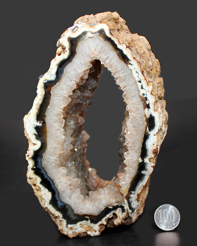 中央にぽっかりと穴の空いた面白い形をしたブラジル産メノウ（Agate）。自立展示可。（その11）