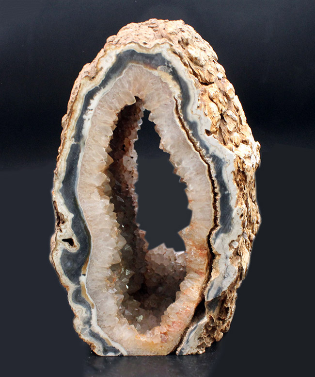 中央にぽっかりと穴の空いた面白い形をしたブラジル産メノウ（Agate）。自立展示可。（その3）