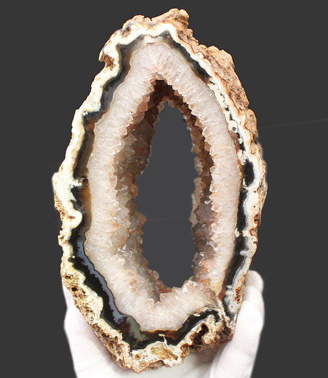 中央にぽっかりと穴の空いた面白い形をしたブラジル産メノウ（Agate）。自立展示可。（その4）