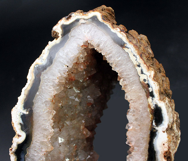 中央にぽっかりと穴の空いた面白い形をしたブラジル産メノウ（Agate