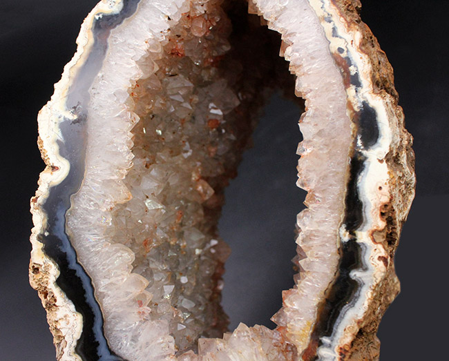 中央にぽっかりと穴の空いた面白い形をしたブラジル産メノウ（Agate