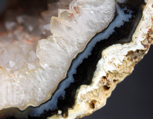 中央にぽっかりと穴の空いた面白い形をしたブラジル産メノウ（Agate