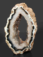 中央にぽっかりと穴の空いた面白い形をしたブラジル産メノウ（Agate）。自立展示可。