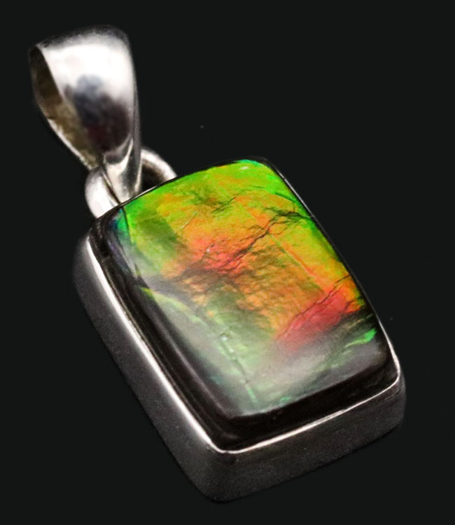 オレンジとグリーンに輝く！カナダ産の上質なアンモライト（Ammolite）を使ったペンダントトップ。金具はスターリングシルバー。チェーン、革紐、ジュエリーケース付き（その1）