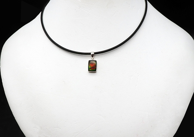 オレンジとグリーンに輝く!カナダ産の上質なアンモライト(Ammolite)を使ったペンダントトップ。金具はスターリングシルバー。チェーン、革紐、ジュエリーケース付き(その2)