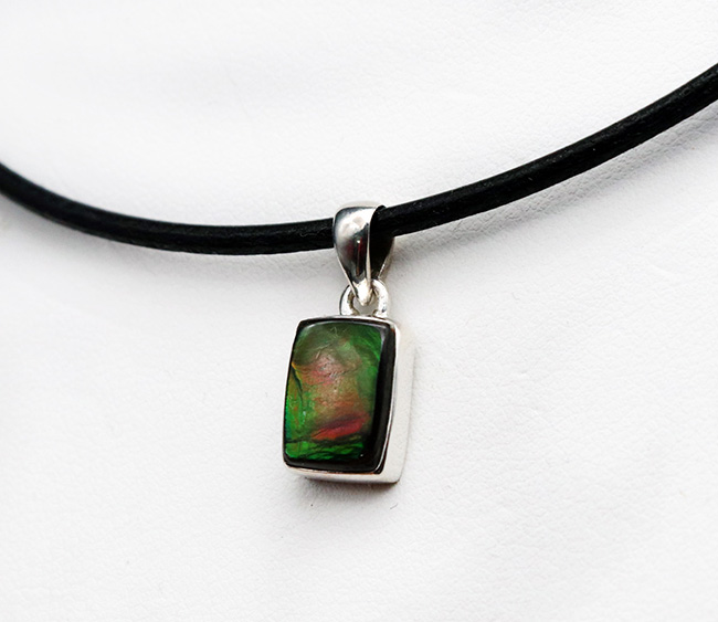 オレンジとグリーンに輝く!カナダ産の上質なアンモライト(Ammolite)を使ったペンダントトップ。金具はスターリングシルバー。チェーン、革紐、ジュエリーケース付き(その3)