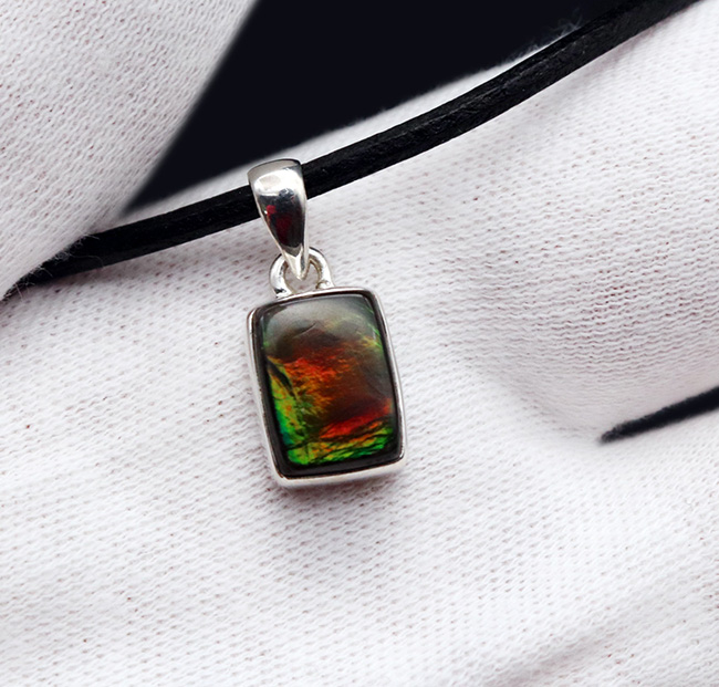 オレンジとグリーンに輝く!カナダ産の上質なアンモライト(Ammolite)を使ったペンダントトップ。金具はスターリングシルバー。チェーン、革紐、ジュエリーケース付き(その4)