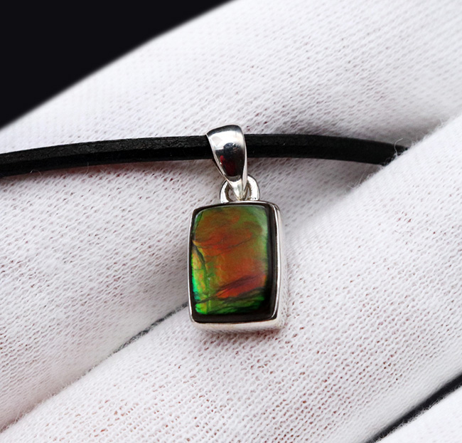 オレンジとグリーンに輝く!カナダ産の上質なアンモライト(Ammolite)を使ったペンダントトップ。金具はスターリングシルバー。チェーン、革紐、ジュエリーケース付き(その5)