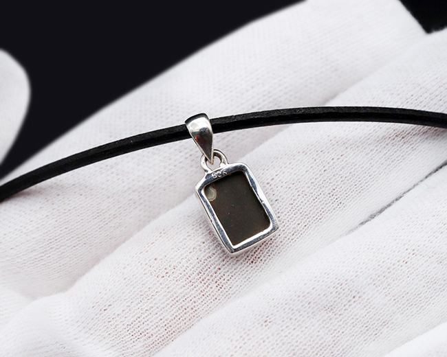 オレンジとグリーンに輝く!カナダ産の上質なアンモライト(Ammolite)を使ったペンダントトップ。金具はスターリングシルバー。チェーン、革紐、ジュエリーケース付き(その6)