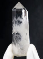 煙が立ち込めたかのような不思議な味わいが魅力的なファントムクォーツ（Phantom Quartz）