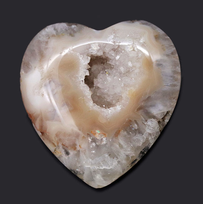 シュールな味わい。晶洞を加工したハート型の水晶クラスター(Quartz)(その1)