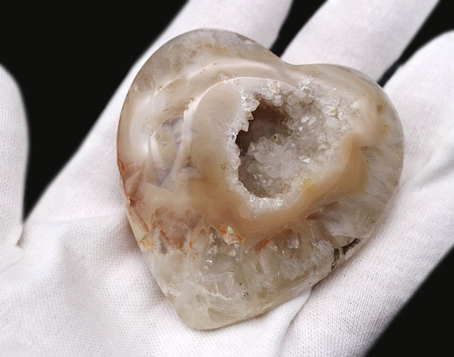 シュールな味わい。晶洞を加工したハート型の水晶クラスター(Quartz)(その4)