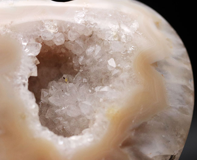 シュールな味わい。晶洞を加工したハート型の水晶クラスター(Quartz)(その5)