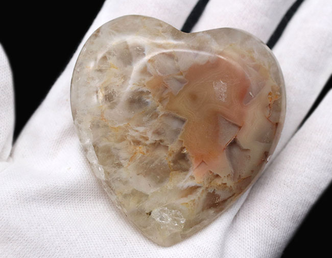 シュールな味わい。晶洞を加工したハート型の水晶クラスター(Quartz)(その6)