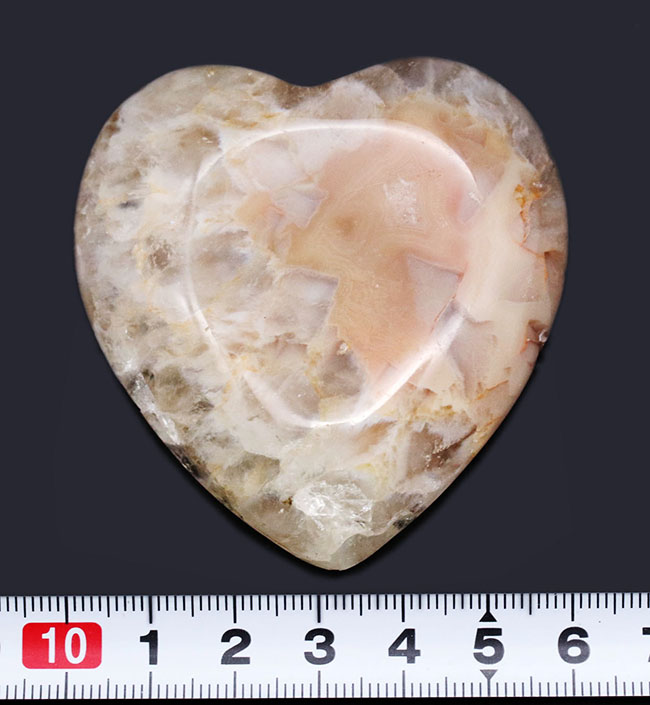 シュールな味わい。晶洞を加工したハート型の水晶クラスター（Quartz